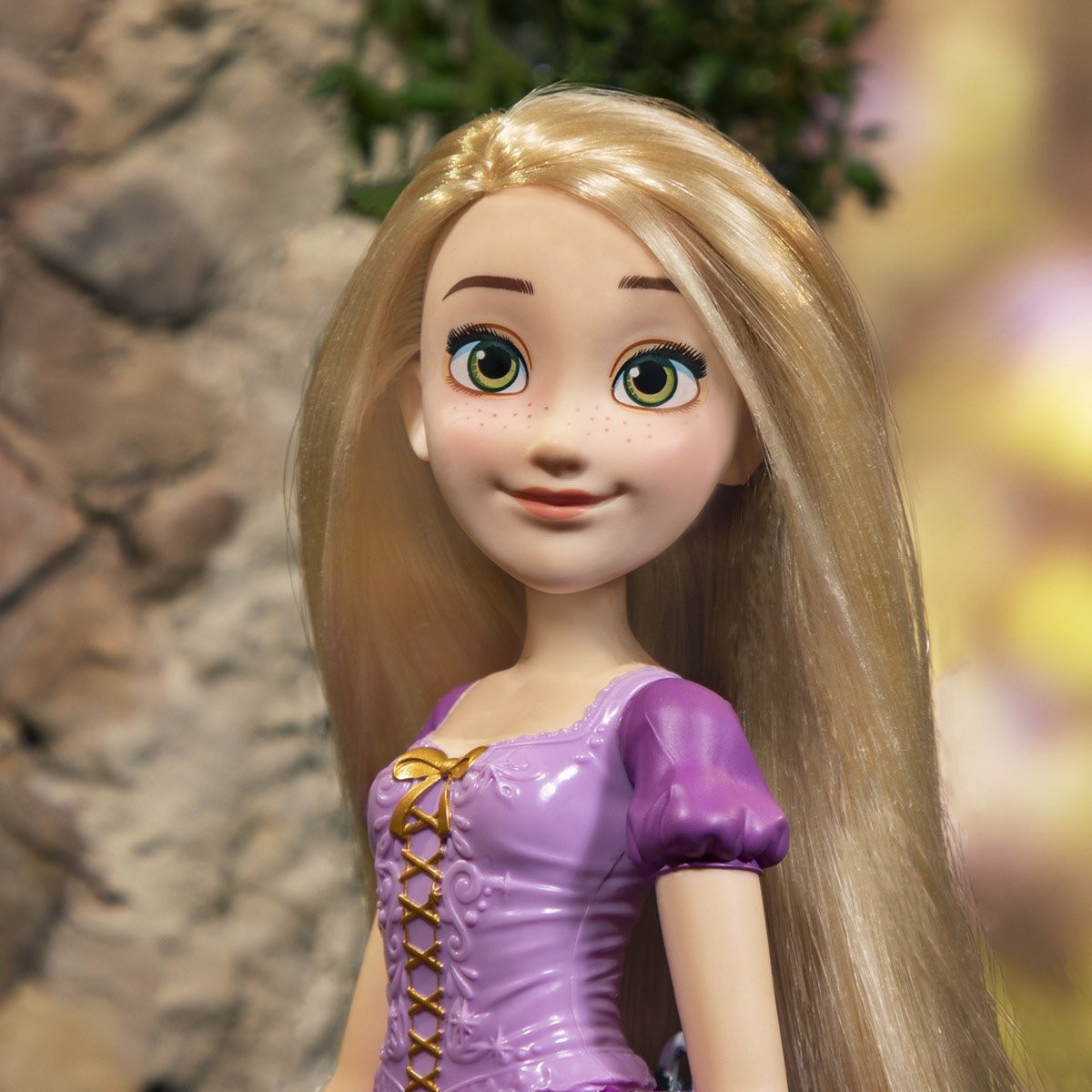 Disney Princesses Poupées Raiponce chantante 38 cm - La Grande Récré